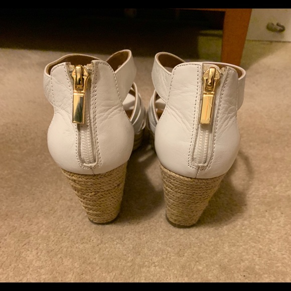 Women’s sz 9 White leather sofft brand sandals. - Picture 2 of 3